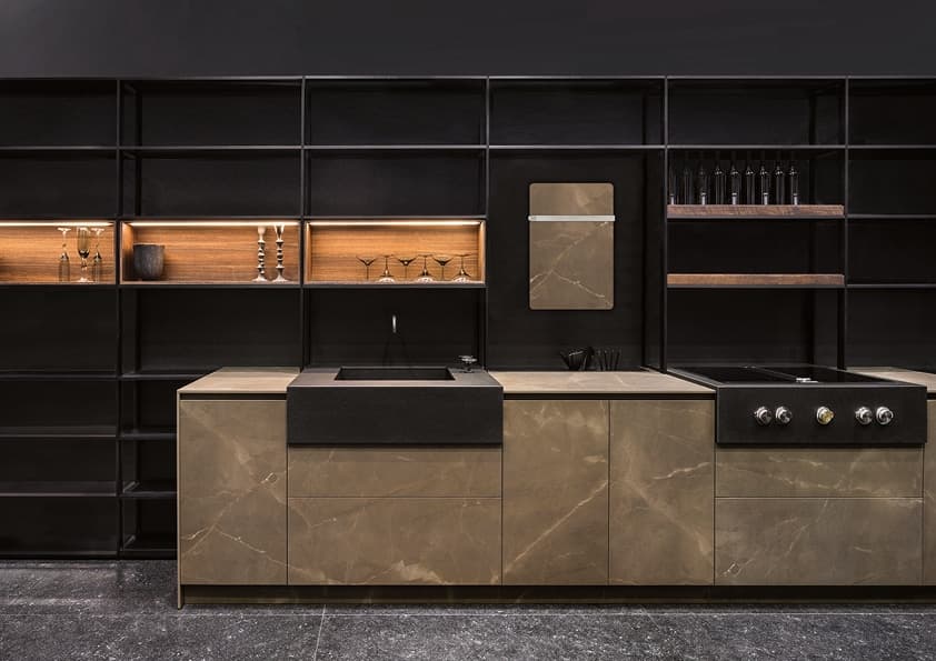 Moderne Ausstellungsküche mit schwarzem Kochfeld, beigen Marmorfronten und wandgebundenen schwarzen Regalen mit