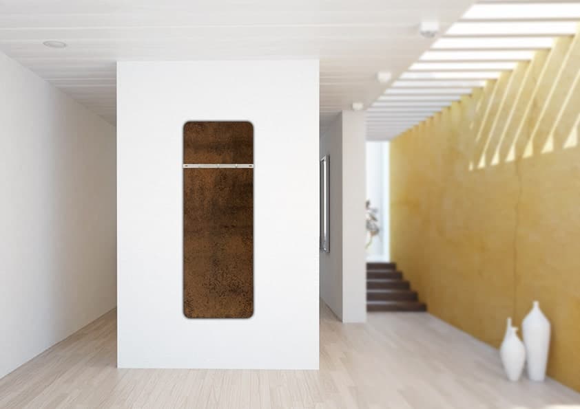 Speicherofen mit brauner Oberfläche an weißer Wand in modernem Ausstellungsraum mit Holzboden