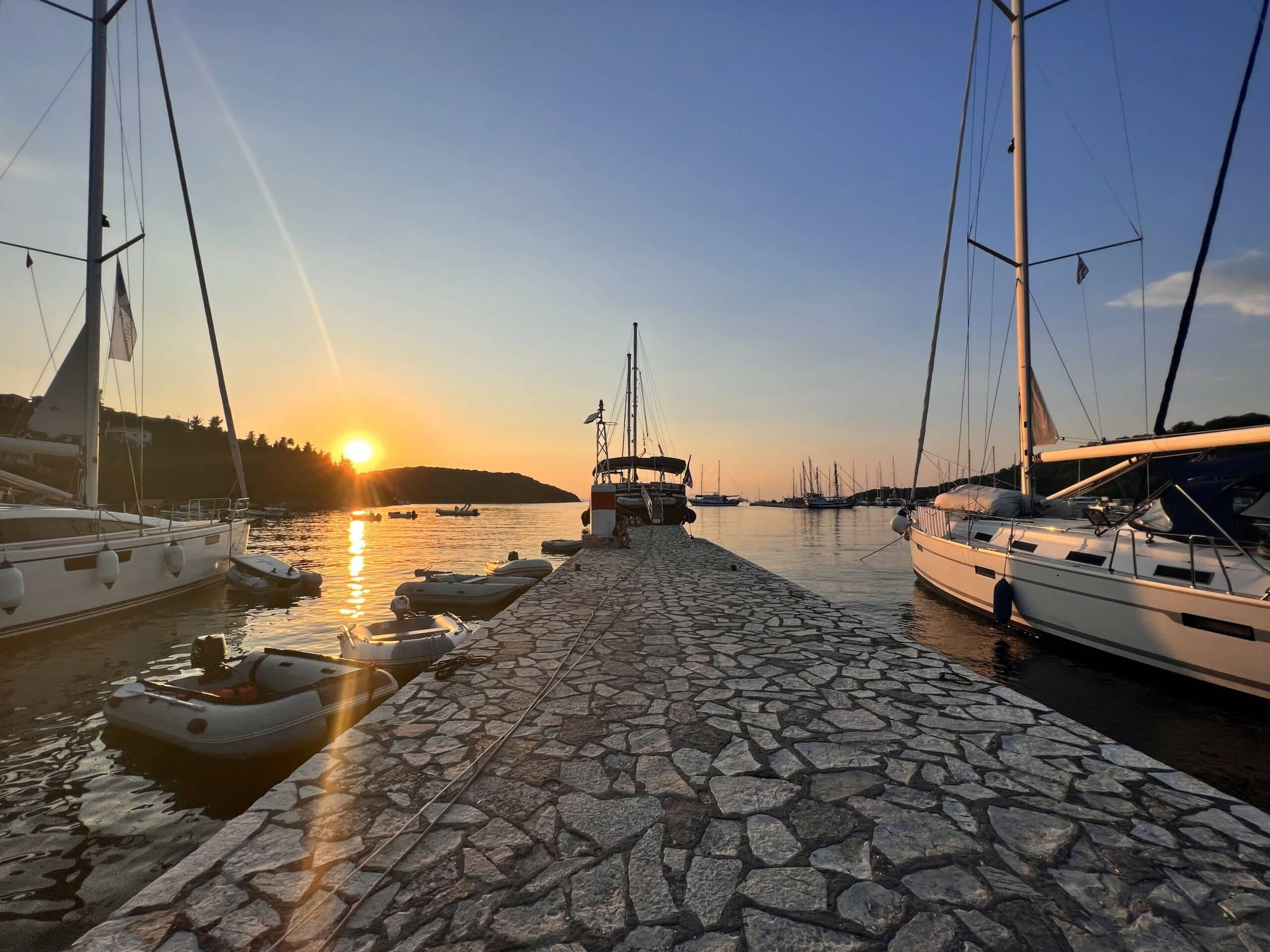 Sonnenuntergang im Segelhafen.