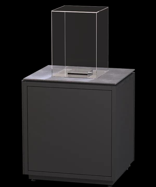 Outdoor-Kaminmodul mit schwarzem Sockelgehäuse, grauer Arbeitsplatte und transparantem Glaswindschutz