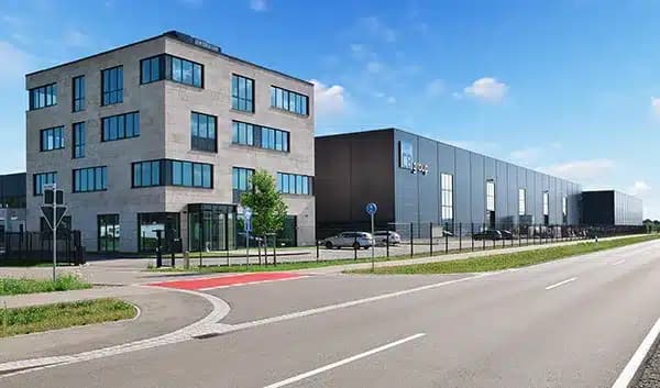 Moderne Ausstellungs- und Verwaltungsgebäude von Feuerhaus Kalina in Rimpar mit Backsteinbau und schwarzer Hallenfassade
