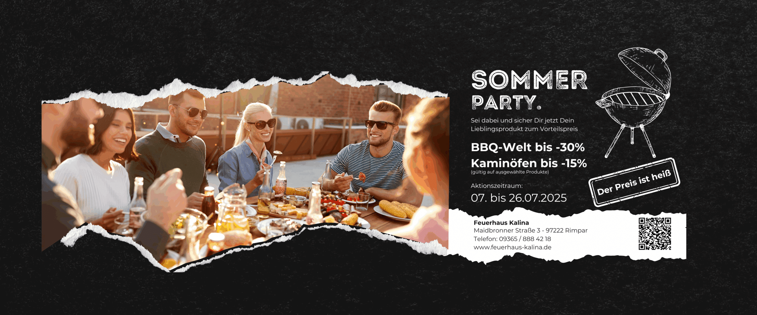 Gruppe von fünf Personen sitzt an einem gedeckten Tisch im Freien bei Sonnenschein und genießt Speisen und Getränke