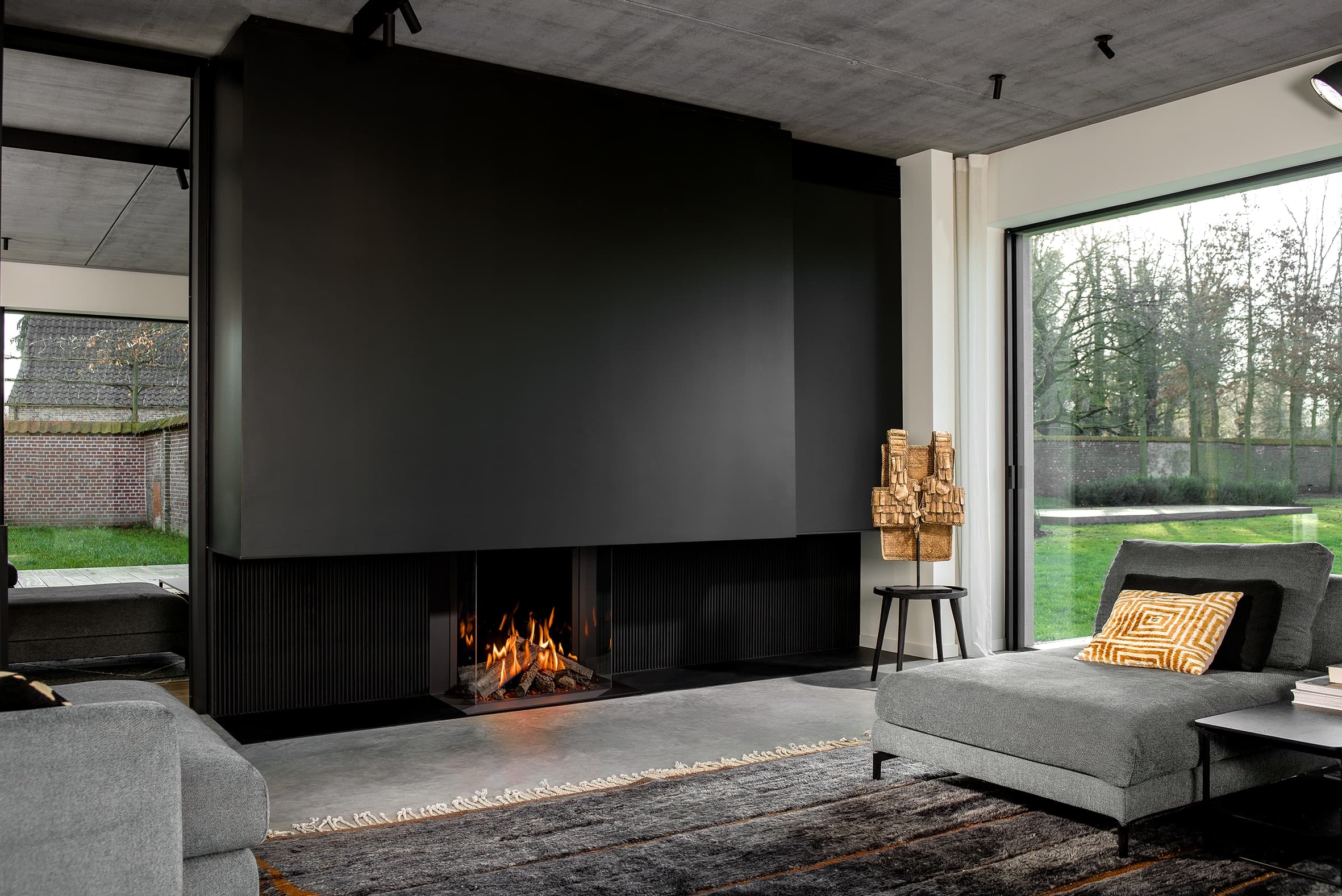 Moderner Gaskamin Barbas Bellfires Panorama 70-70 in elegantem Wohnzimmer mit großen Glasflächen