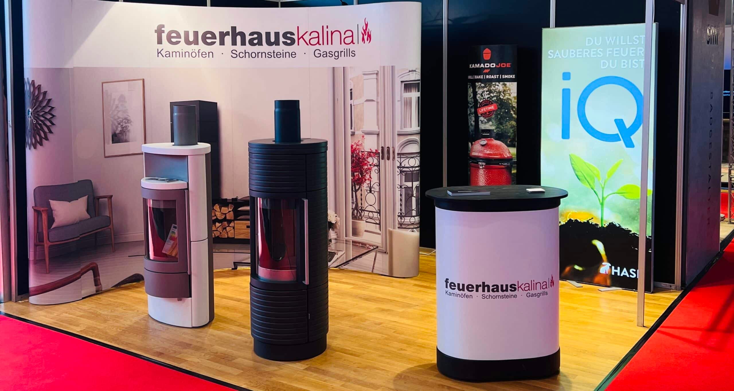 Feuerhaus Kalina Messestand auf der Bauen Wohnen Ambiente Messe mit modernen Kaminöfen, Grill und Beratungsbereich in Würzburg und