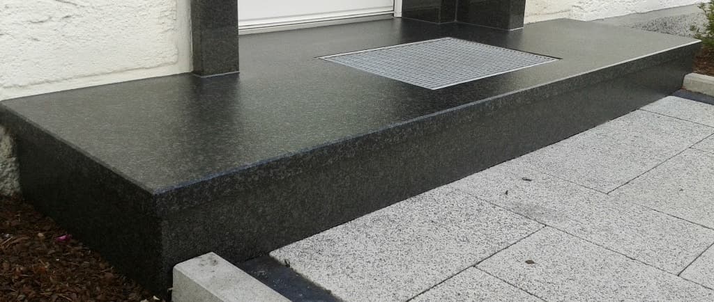 Modernes Naturstein-Podest nach der Treppensanierung in Mainfranken – InnoStone System ohne Abriss
