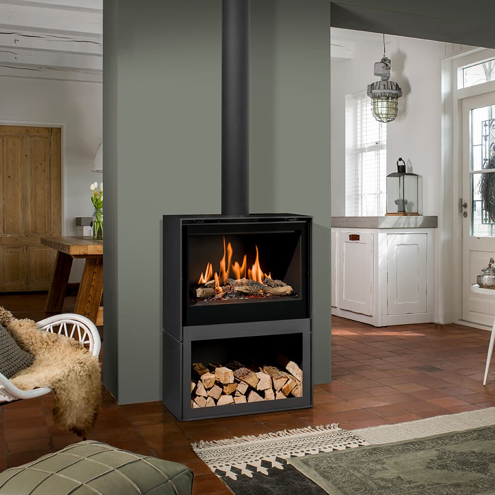 Gaskaminofen Barbas Box Gas 75 mit schwarzem Rahmen und Holzlagerfach, in grauem Kamin integriert, Wohnzimmer mit Holzboden u