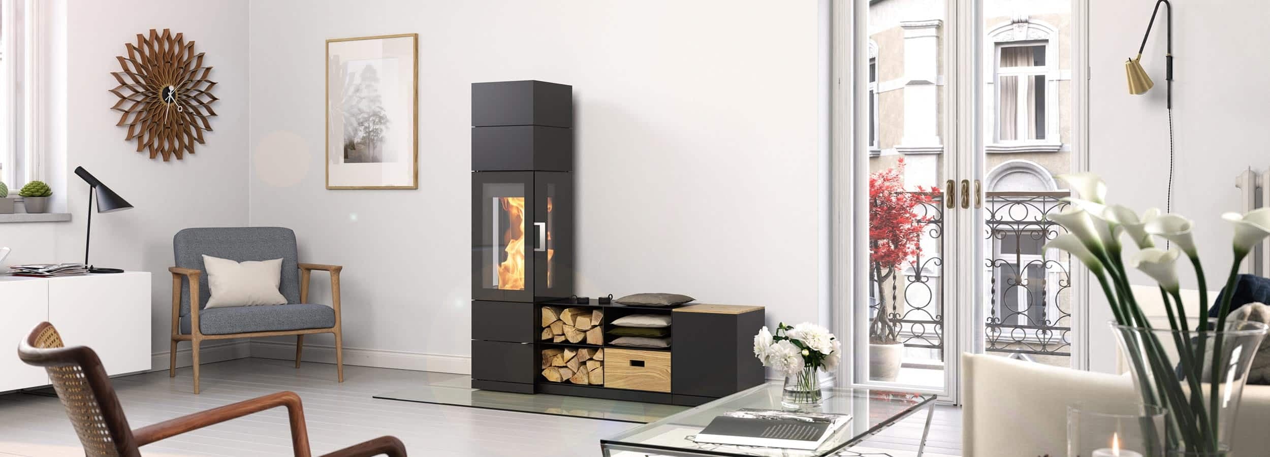 Hase Sendai 155 Kaminofen in Schwarz mit integriertem Holzlager in modernem Wohnzimmer mit Sitzbereich