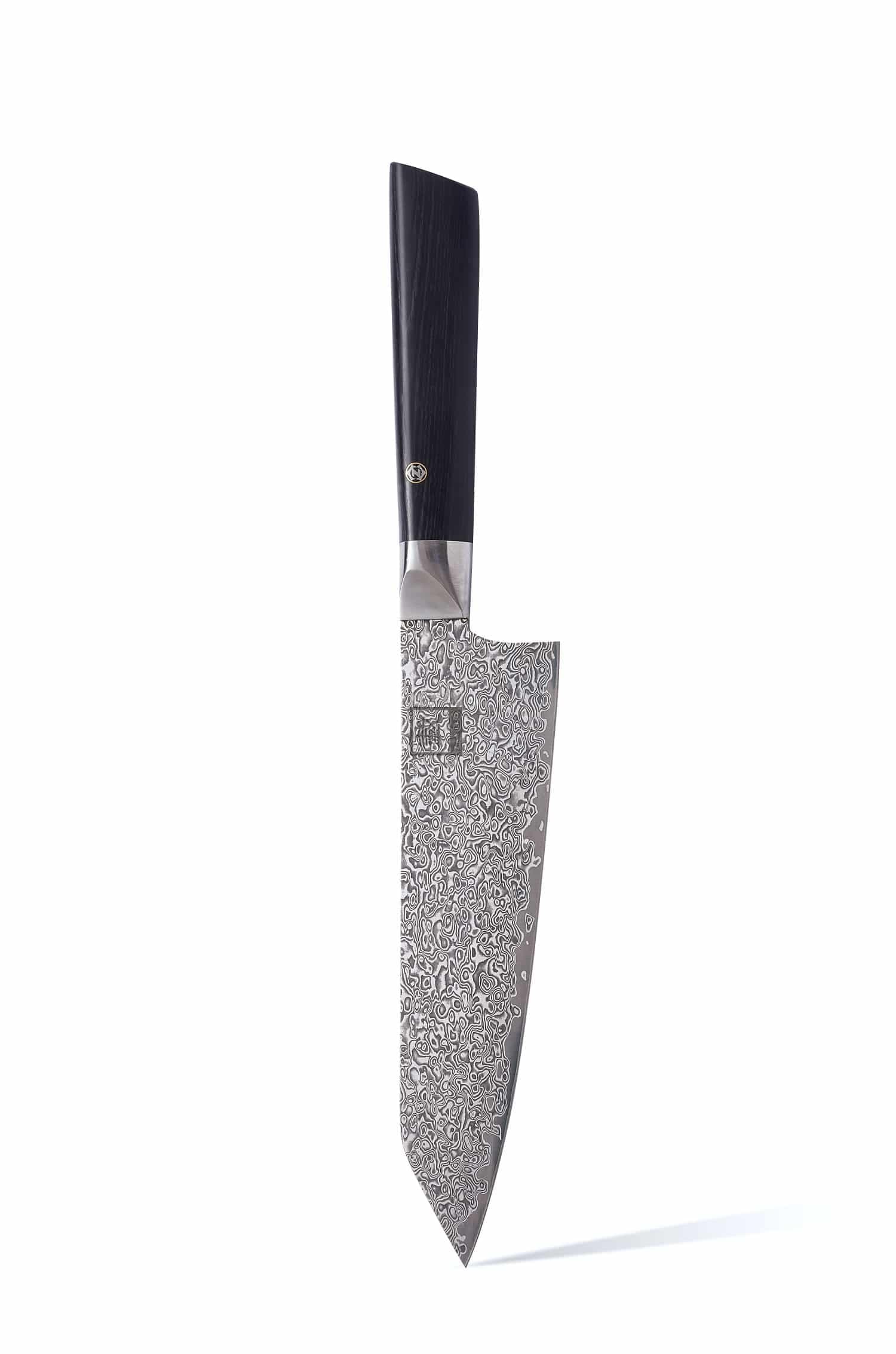 Japanisches Chefmesser mit schwarzem Holzgriff und Damastklinge mit ornamentalem Muster