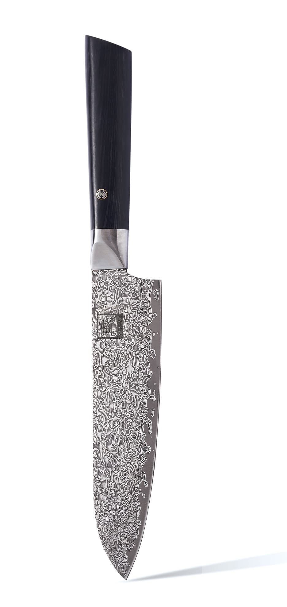 Santokumesser mit schwarzem Holzgriff und Damastklinge mit ornamentalen Mustern