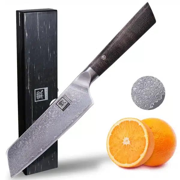 Damast-Santokumesser mit 16 cm Klinge, schwarzem Griff und Verpackung, daneben Detailaufnahme des Damastmusters und