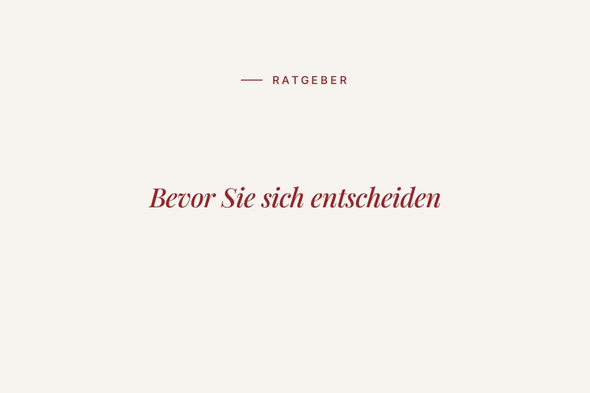 Ausstellungsraum mit Kaminöfen: Verkäufer zeigt Prospekt zwei Kunden, im Hintergrund mehrere Kaminöfen ausgestellt, einer