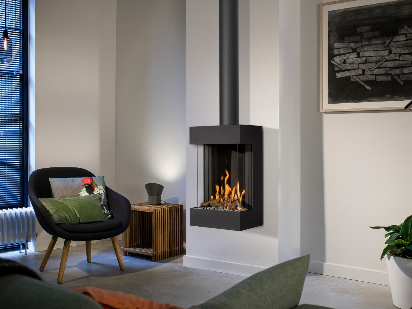 Wandmontierter schwarzer Gaskaminofen Barbas Box Gas Panorama mit breitem Feuerraum in modernem Wohnzimmer mit weißer Wandver