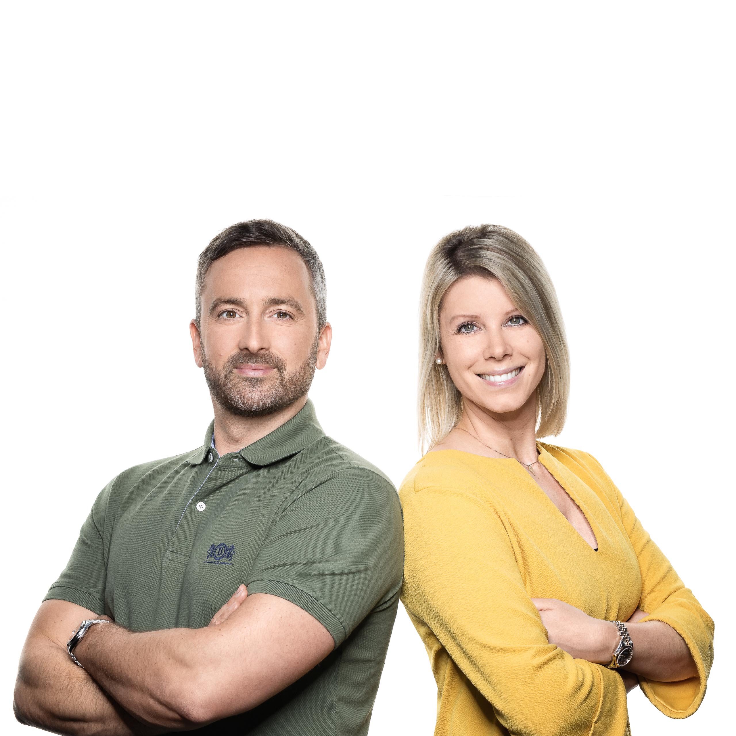 Thomas und Lea Kalina, Inhaber von Feuerhaus Kalina, stehen nebeneinander vor weißem Hintergrund