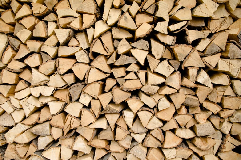 Holz gestapelt