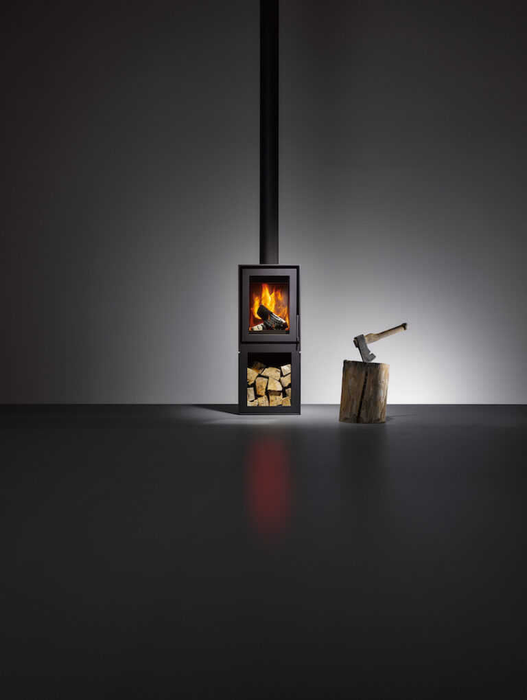 Kaminofen Barbas Bellfires BOX 40 mit Holzbox und Axt in minimalistischem Raum