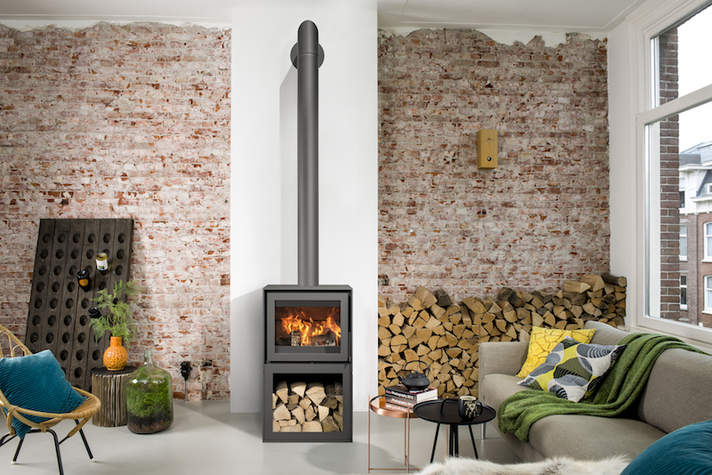 Kaminofen Barbas Bellfires BOX 52 mit Holzlager vor Ziegelwand in modernem Wohnzimmer