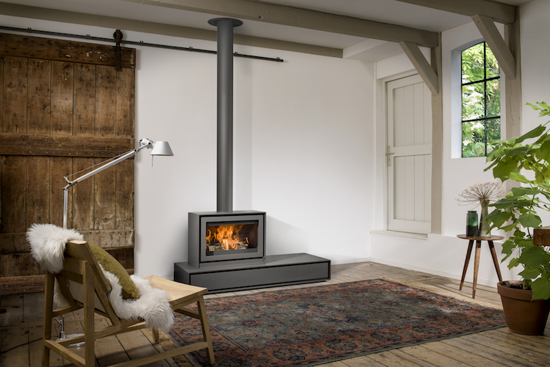 Kaminofen Barbas Bellfires BOX 65 auf Stahlplateau in modernem Wohnraum mit Holzakzenten