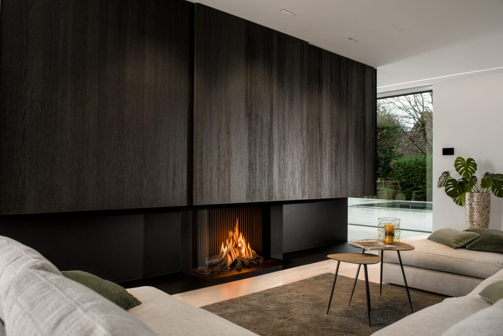 Gaskamin Barbas Bellfires Gas Fire Panorama 110-70 integriert in moderne Wohnwand mit Holzoptik