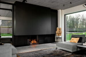 Moderner Gaskamin Barbas Bellfires Panorama 70-70 in elegantem Wohnzimmer mit großen Glasflächen