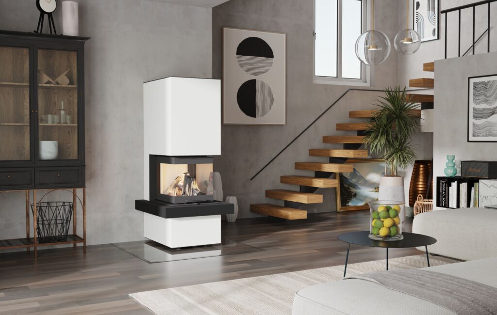 Kaminbausatz CB Tec P44 mit 3-seitigem Panoramaglas und hochschiebbarer Frontscheibe, Keramikverkleidung in moderner weißer Optik mit der Keramik Ardesia Bianco, wandbündig eingebaut im Wohnambiente.