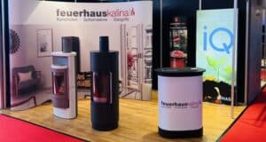 Feuerhaus Kalina Messestand auf der Bauen Wohnen Ambiente Messe mit modernen Kaminöfen, Grill und Beratungsbereich in Würzburg und Schweinfurt