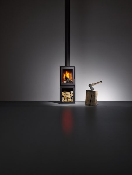 Kaminofen Barbas Bellfires BOX 40 mit Holzbox und Axt in minimalistischem Raum