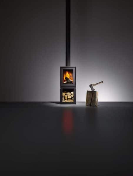Kaminofen Barbas Bellfires BOX 40 mit Holzbox und Axt in minimalistischem Raum