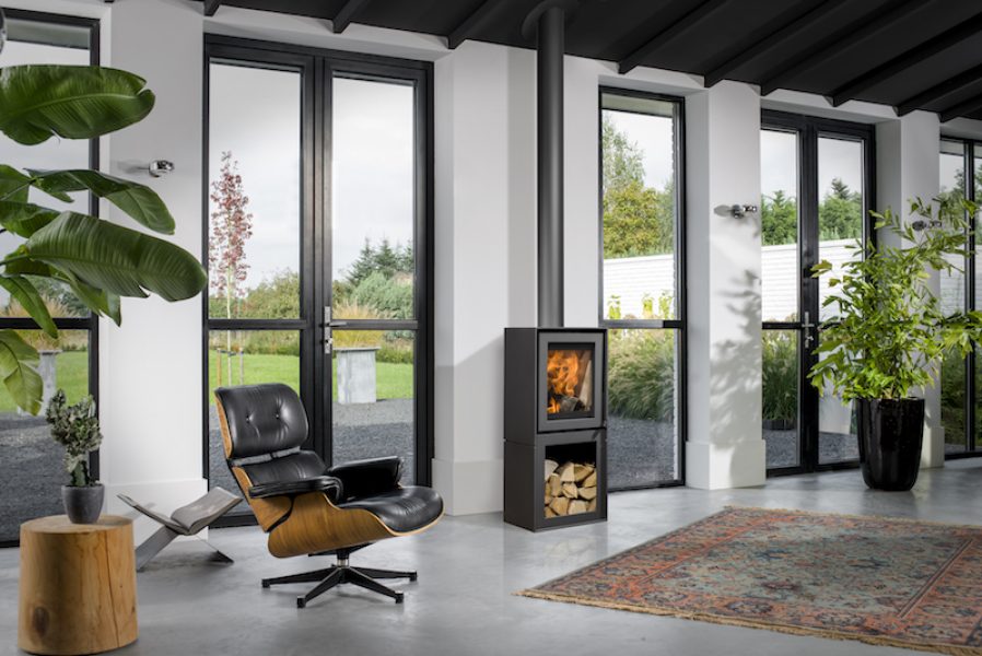 Kaminofen Barbas Bellfires BOX 40 mit Holzlager in modernem Wohnraum mit Panoramafenstern