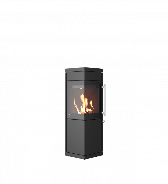 Moderner schwarzer Kaminofen mit Feuer.